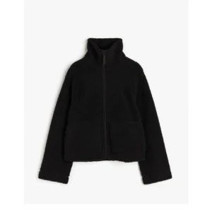 Svart teddyjacka - Snygg jacka som liknar den från H&M ❤️ aldrig använd, prislappen kvar! Storlek XL men skulle säga att den är som en M