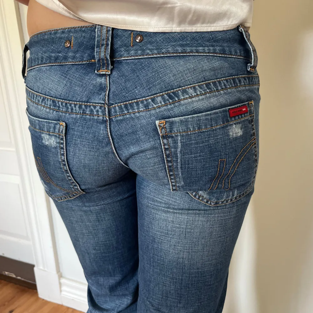 Midjemått(rätt över): 37 cm Innerbenslängd: 81 cm Modellen är: 168 cm  Skriv om ni har några frågor💗//Perfectjeans. Jeans & Byxor.