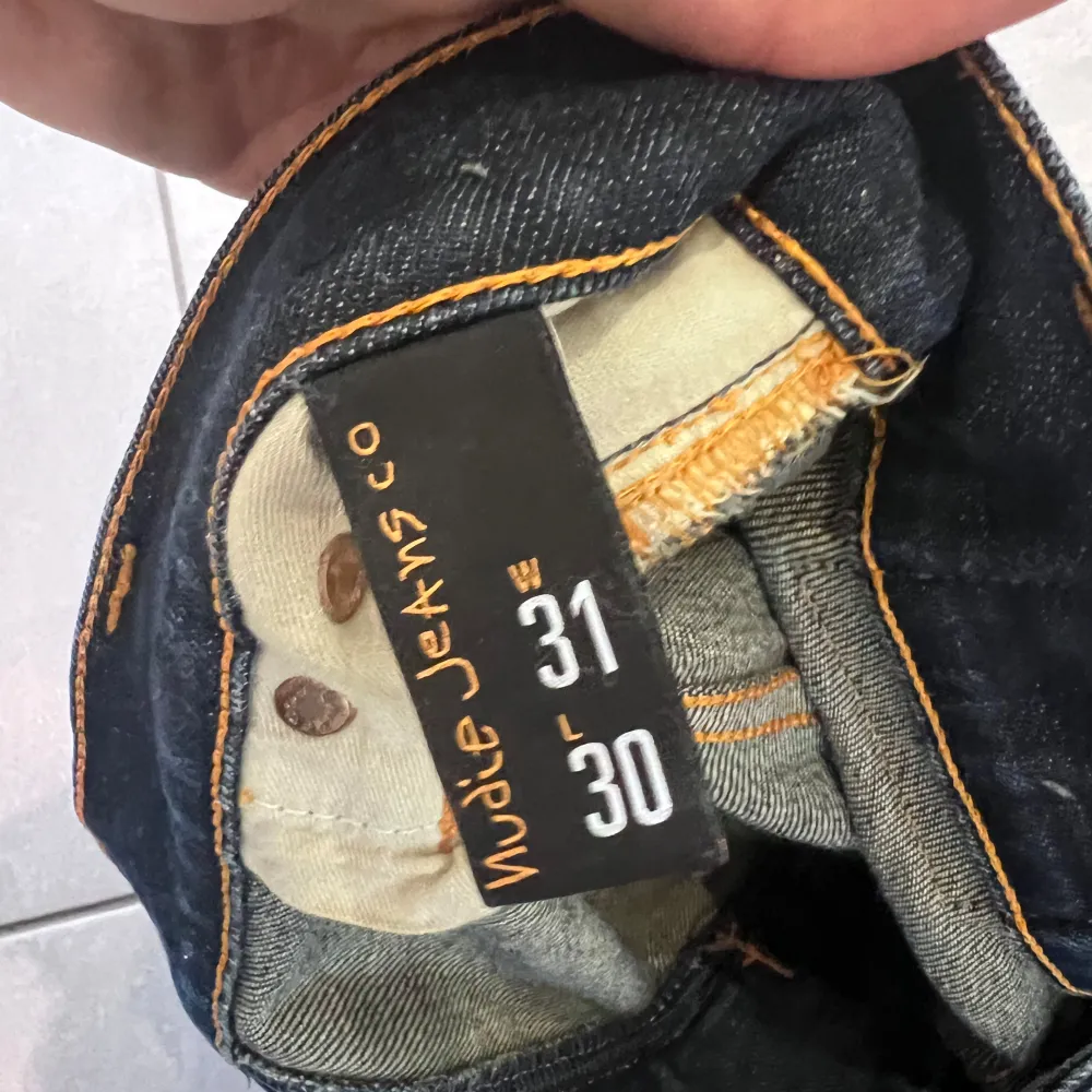 Tja säljer ett par riks feta nudie jeans.  Har ett litet hål i gylfen som går att repareras hos nudie butiken helt gratis.  Dom sitter som grim tims . Jeans & Byxor.