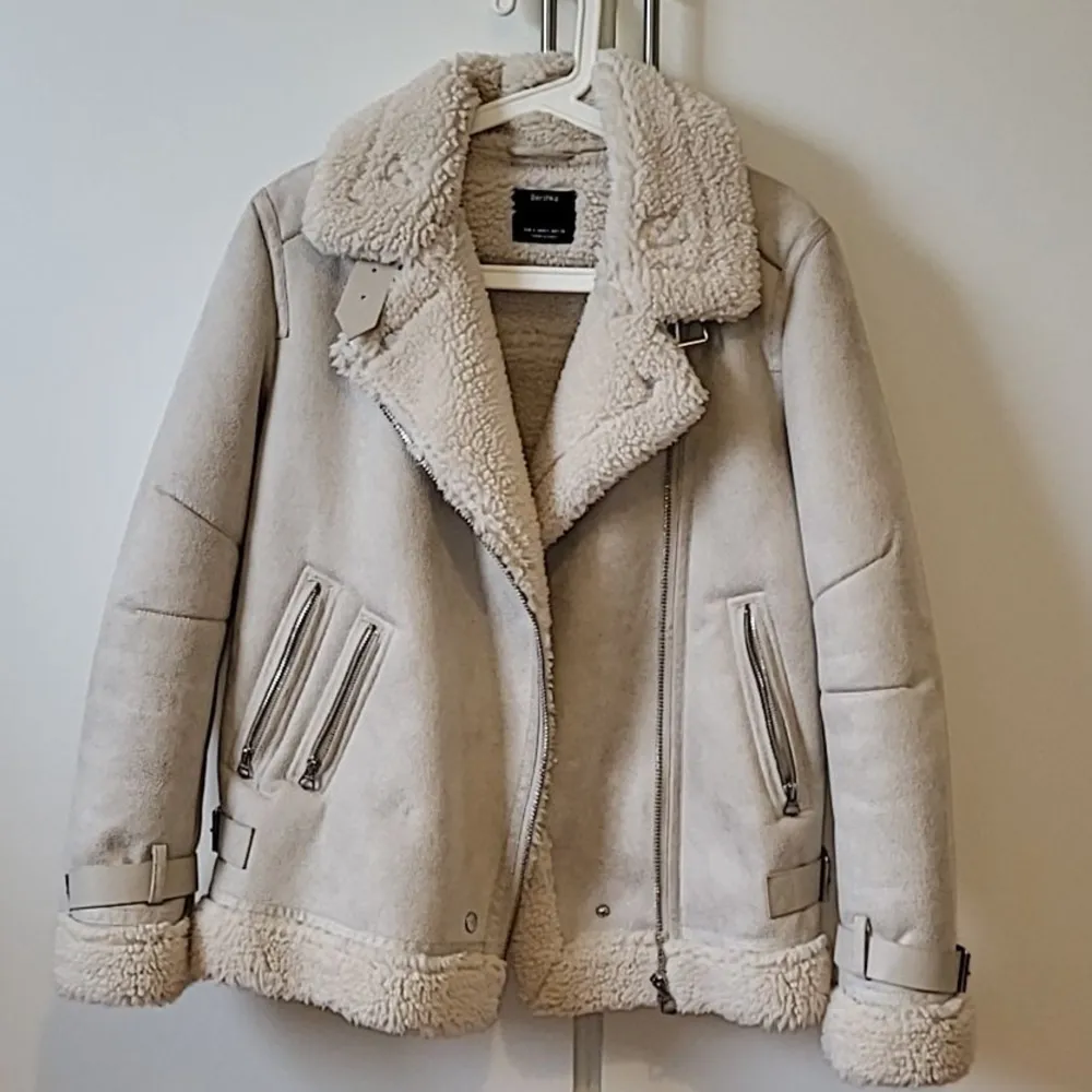 Jag köpte den från berska den kostade 1000kr. Jag har använt den bara en gång så den är som ny. Den jätte varm så den e jätte bra för vintern. Den beige vit.. Jackor.