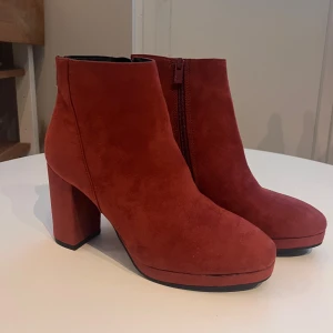 Rödbruna klackskor.  - Rödbruna klackskor i storlek 39 från dinsko. Klackarna är aldrig använda så därmed nyskick! Två stycken dragkedjor, en på inre sidan och en bak på skon.🤗 