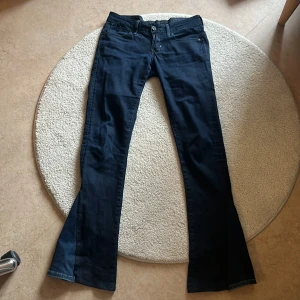 G-Star jeans - Jätte fina g-star jeans, har köpt dem från Plick pågrund av att dem var för stora💕 innerbenslängden: 85cm midjemåttet rakt över: 39cm