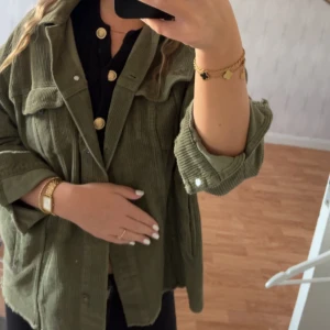 Jacka - Jättefin Manchester jacka från zara i storlek Xs. Säljer då jag inte får användning av den.