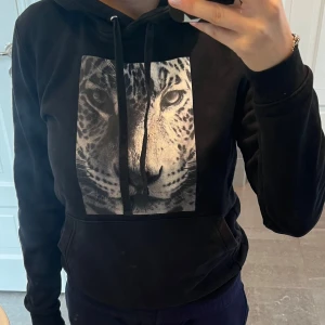 Leopard hoodie!! - Säljer min superfina gossip från the cool elephant🐘✨Super mysig och skön. Storlek S men skulle säga att den är mer som XS😋