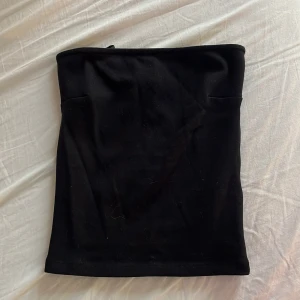 Svart tubtopp💗💗 - Så fin tubtopp i jättefint skick då jag aldrig använt den💗säljer pga den är för liten. Väldigt stretchig och skönt material skriv för funderingar🍂💗köpt för 169kr!
