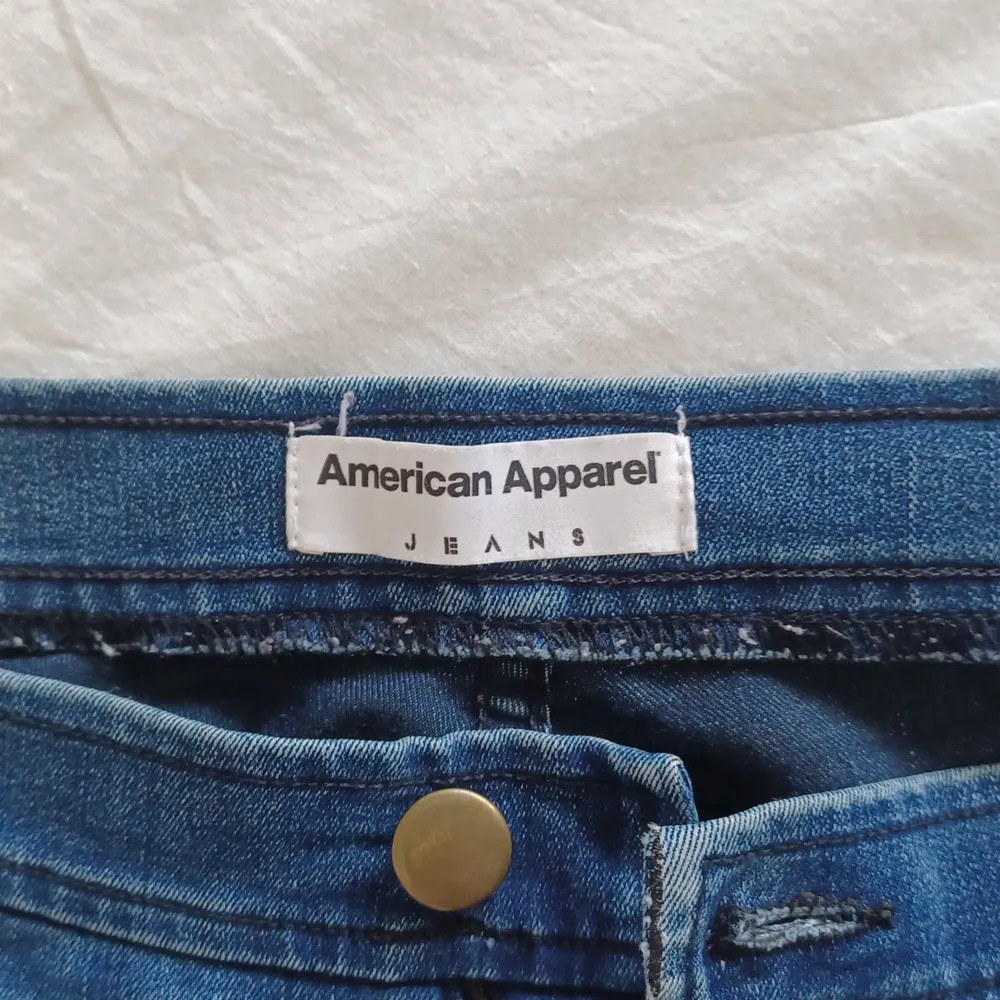 Säljer American Apparel jeans som jag köpte i Milano. Jeans är high waist och är i storlek S.. Jeans & Byxor.