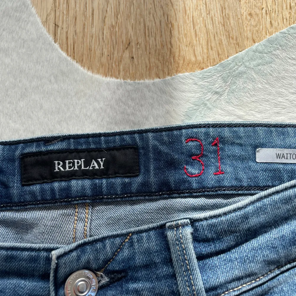 Tjena säljer ett par feta Replay jeans. 10/10 skick utan några defekter då jeansen aldrig har använts. Nypris 1200, mitt pris 499. Pris kan diskuteras vid snabb affär. Skriv för fler frågor bilder.. Jeans & Byxor.