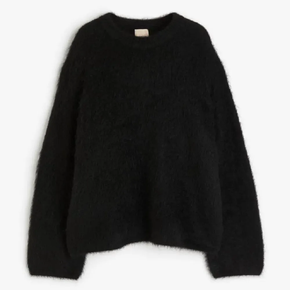 Svart mohair tröja i strl S i nyskick, inte så oversized, köptes för 1200kr 🖤. Stickat.