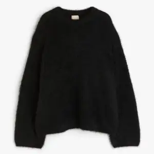 Svart mohair tröja i strl S i nyskick, inte så oversized, köptes för 1200kr 🖤