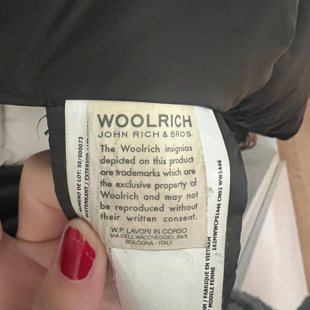 Woolrich arctic parka black  Köpt för 5500 på Zoovillage 💘🌟 Jackan är i fint skick dock endast ett slitage i armvecket som jag lagat själv, se bild Skulle gärna ha kvar den men den har blivit för liten för mig!  . Jackor.