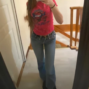 True religion low waisted jeans  - (Säljer även tröjan på bilden) 10/10 skick dom är använda men inte trasiga nånstans inga fläckar ingenting ❤️priset går såklart alltid att diskuteras