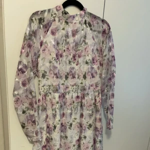 Långärmad klänning - Aldrig använd då jag råkade beställa gvå st. Och var för lat för att skicka tillbaka