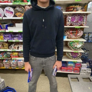 Ralph Lauren Hoodie - Säljer nu min Polo Ralph Lauren hoodie då den har blivit för liten för mig. Tröjan är bra skick snålt använd. Nypris 1800 mitt pris 800 De bara att skriva vid några funderingar!⭐️👍🏼😁