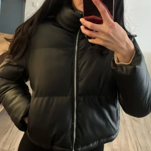 Crop jacka - Läderimitation petite