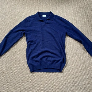 Mörkblå tröja från John Henric - En skit snygg mörkblå tröja från John Henric. Tröjan är gjord av ull och  kashmir, vilket gör den supermjuk och perfekt för kyligare dagar. Tröjan är köpt på John Henric för ca 1300 och är i toppen skick! Går självklart ner i pris vid snabb affär!
