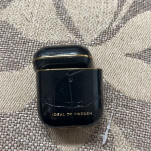 Ideal of sweden AirPods skal - Helt svart skinn ideal of sweden airpodsskal!!!!