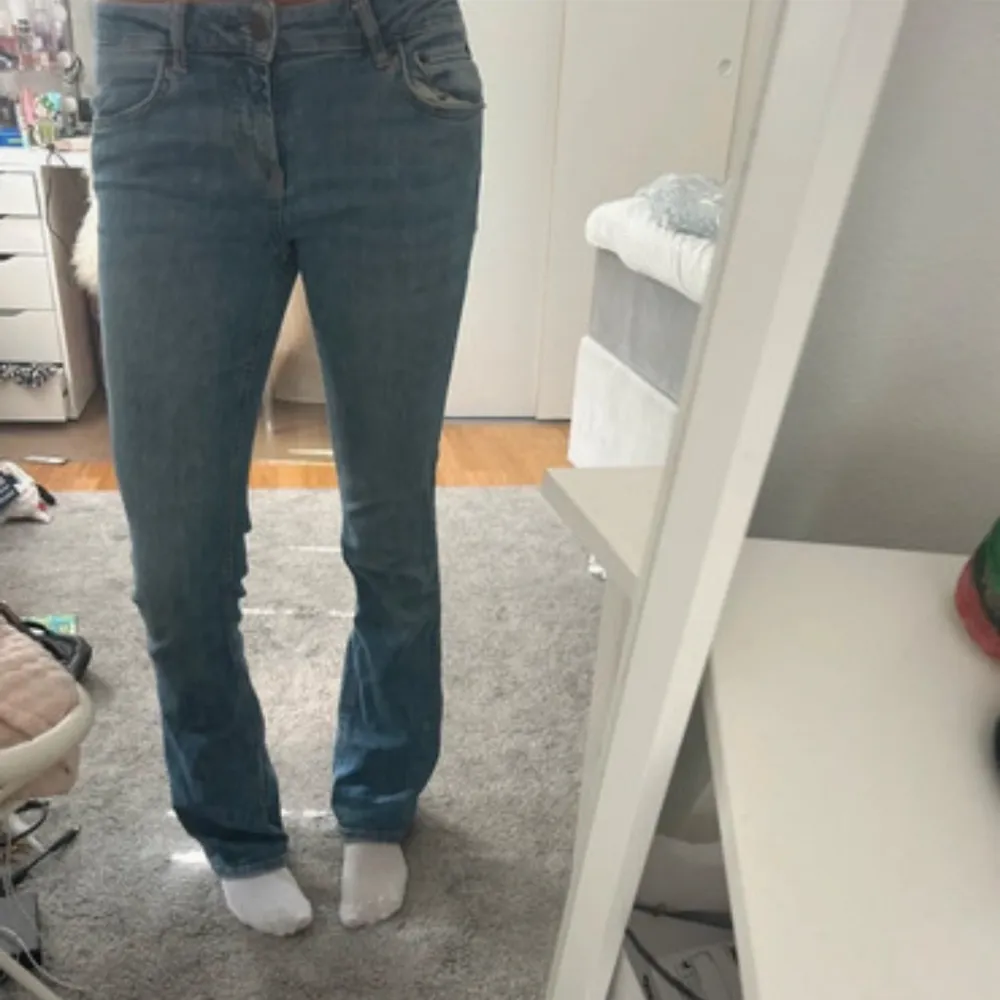 säljer dessa zara jeans köpta från plick för länge sen, väldigt stretchiga. innerbenslängden är 80 cm 💕. Farkut & Housut.
