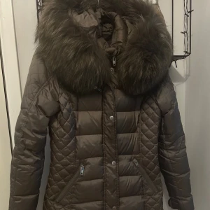 Rock and blue (äkta päls) - En fin jacka från rock and blue i storlek 36. Endast använd en vinter så i fint skick. Jackan går precis nedanför rumpan. Kan förekomma någon enstaka fläck. Inte rökfri!! Frakt tillkommer spårbart 122:-