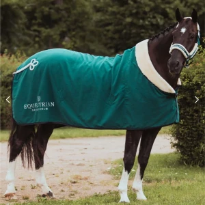 Equestrian Stockholm täcke  - Säljer detta fleecetäcke i strl 125.  Mycket sparsamt använd, endast till tävling, men är i så fint skick! Inga defekter vad jag kan se.  Tvättar innan jag skickar!  Nypris: 2000kr Hör av dig om du har frågor, pris går att diskutera 🌸