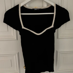 Svart och vit topp från Gina tricot - Storlek S i gott skick 