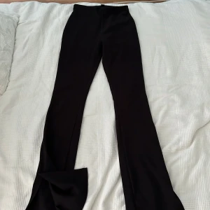 Svarta byxor från Misu - Säljer ett par svarta byxor från Misu i storlek S. De är högmidjade och har en bootcut-stil. 