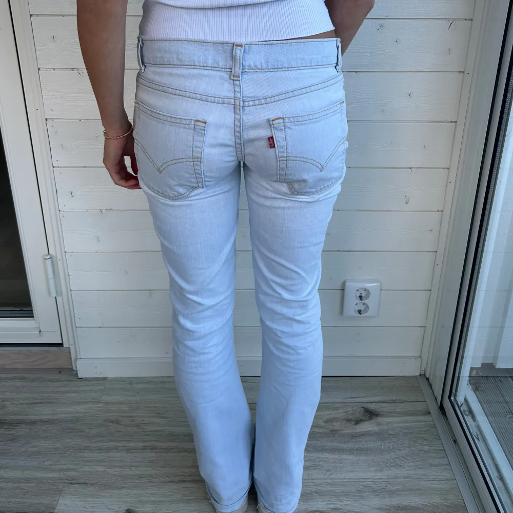 Ljusblå Levis jeans. Storlek: S, midjemått: 38x2 cm, innerbenslängd: 76 cm. Jeans & Byxor.