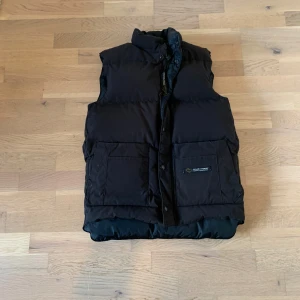 Canada Goose väst - Säljer nu min Canada Goose väst i väldigt fint skick! Västen är i storlek XS men passar även S. Kom til DM för frågor, pris kan diskuteras vid snabb affär. /Harry