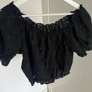 Blus - Väldigt fin blus med brodering. Små hål i tröjan så den är lite genomskinlig, säljer för den är för stor men väldigt fin blus och i bra skick😊