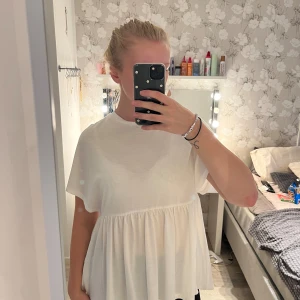 T-shirt  - Fin vit tröja med volang🤍