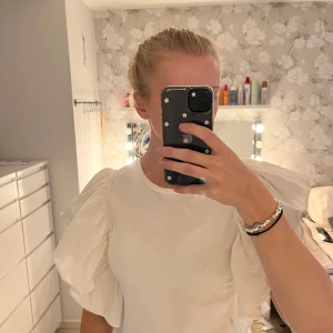 T-shirt  - En vit topp med volang ärmar, väldigt fin och i bra skick! Skriv för fler bilder🤍