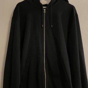 Zip hoodie - Tjena! Säljer denna zip hoodie från Weekday för den ej kommer till användning. Skick 9/10