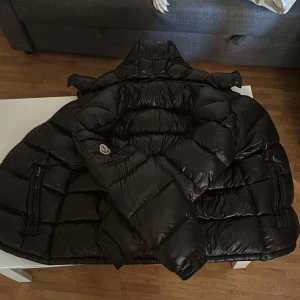 Moncler maya ÄKTA - Hej säljer min moncler maya då jag vill testa nått nytt den är i väldigt bra skick pris går att diskuteras vid snabb affär