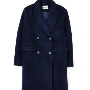 ullkappa NA-KD - Ullkappa från NA-KD., lång och perfekt för vinter. Aldrig använd, helt ny. En fantastisk kappa som både värmer och håller dig snygg.