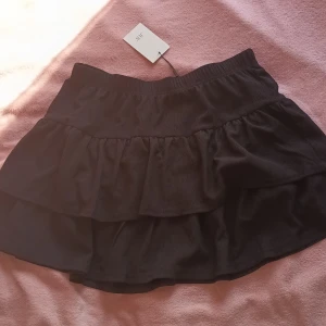 Svart kjol - En helt ny svart kjol med volanger med prislapp kvar säljes då den är för stor för mig. Strl L från JDY. 