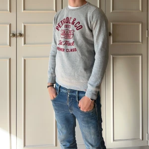 Petrol&Co tröja  - Säljer nu min gamla petrol&Co tröja som är i skick 9/10 och är i strl 176 men liten i strl!pris kan diskuteras. Han på bilden är runt 175cm 