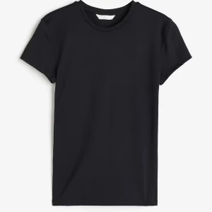 Hm T-shirt  - En svart tight T-shirt från hm i storlek s 