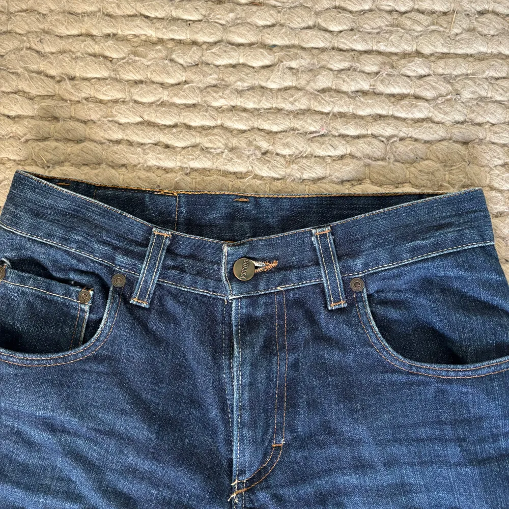 Säljer mina midwaist bootcut jeans köpta från Plick. Står ingen storlek men midjemått 36 och innebenslängd 84 . Jeans & Byxor.