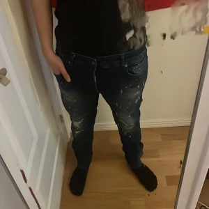 Dsquared2 jeans  - Säljer dsquared2 jeans helt nya. Jätte fina bra kvalitet. Inga skador. Stolek 50. Pris kan diskuteras 