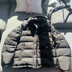 Prada jacka - Prada jacka i storlek 50/M. Den är använd men i bra skick!