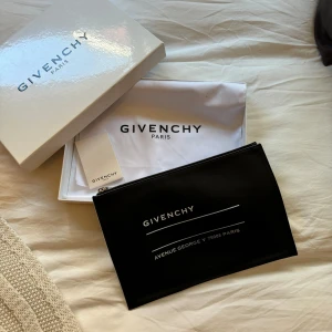 Givenchy Pouch - Yo säljer denna Givenchy pouch/pouchette/handväska då jag precis har köpt en annan! Den är väldigt bra skick och gjort på 100% äkta läder! Tags, dustbag och box medföljer  Kan gå ner i pris vid snabb affär!