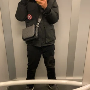 Canada goose jacka ,Expedition parka - (Storlek S) skicket skulle jag säga 8/10 säljer nu jackan för den börjar bli för liten för mig .Pris kan diskuteras och bytas kan tas imot 😁