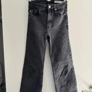 Ett par svarta croppade Carin Wester jeans (Doris) i storlek S/36. 