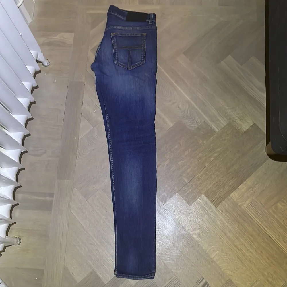 Säljer mina supersnygga tiger of Sweden jeans!  Ordinarie pris: 1700kr mitt pris:399kr Skick 10/10 Priset är inte hugget i sten, kom dms vid minsta fundering! 👍🤩💯. Jeans & Byxor.