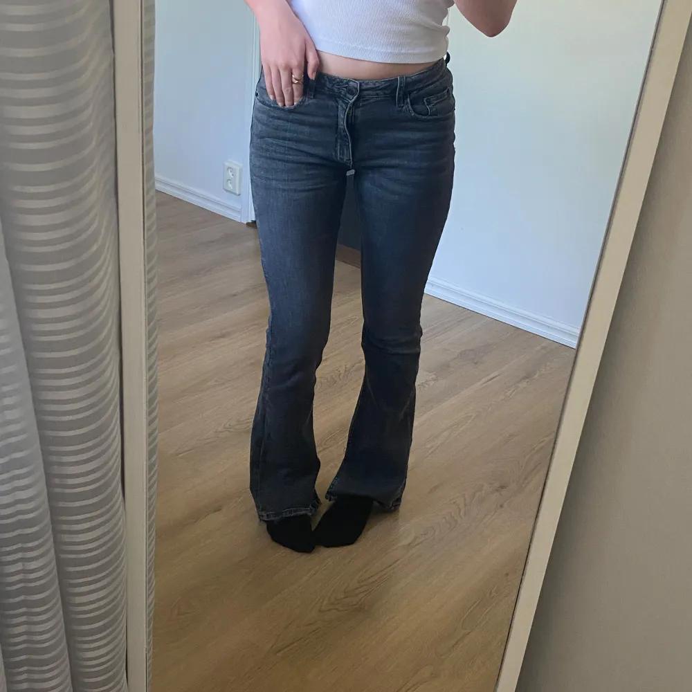 Lågmidjade bootcut jeans från Gina Young i storlek 164 men passar mig som oftast har xs. Toppenskick!. Jeans & Byxor.