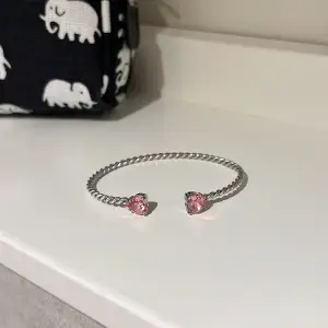 Silvrigt Caroline svedbom armband med rosa hjärtan. Sååå fint, tyvärr använder jag endast guldsmycken💕knappt använt, väldigt bra skick och ask medföljer!! Nypris: 695kr