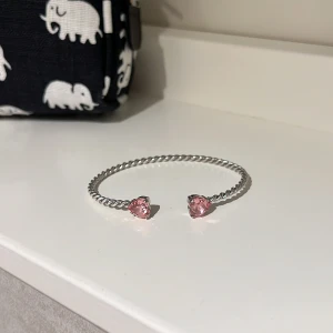 Caroline svedbom armband  - Silvrigt Caroline svedbom armband med rosa hjärtan. Sååå fint, tyvärr använder jag endast guldsmycken💕knappt använt, väldigt bra skick och ask medföljer!! Nypris: 695kr
