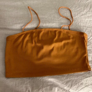 Brun sommar topp - Brun sommar topp som är använd endast 1 gång. Den är i mycket god skick.