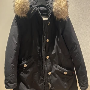 Vinterjacka från Woolrich - Pris kan diskuteras. Super fin och varm vinterjacka från märket Woolrich. Pälsen går att ta av och det ger jackan en helt annan känsla. Köpt för omkring 10 000 kr. Swipea för att se hur den sitter på 🤍