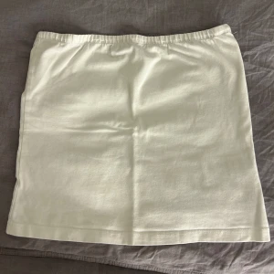 Vit topp utan band - En vit topp utan band som är använd några gånger. Den är i god skick och är i storlek S.