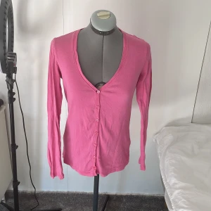 Rosa kofta - Bra skick! Den är lite urtvättad (materialet lite tunnare) passar m och kanske L💗 har inga andra bilder 